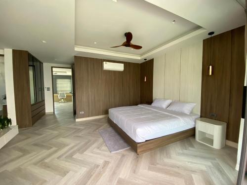 ein Schlafzimmer mit einem Bett und einem Deckenventilator in der Unterkunft Mountain breeze villa phuket in Ban Bang Khu