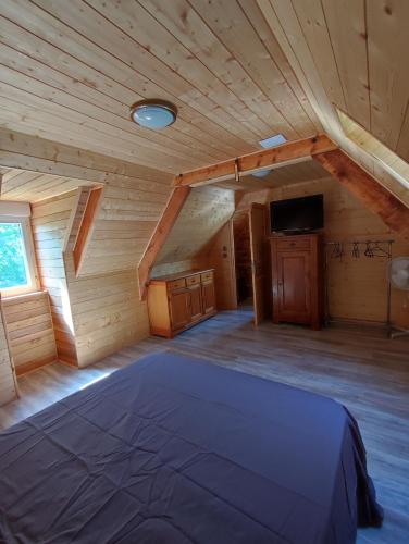 Cette grande chambre mansardée comprend un lit. dans l'établissement Maison de charme 12 pers piscine hors-sol chauffée, à Saint-Cybranet