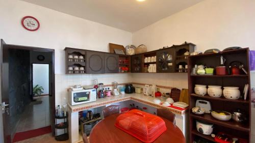 Stone Arch Villa A Timeless Retreat with a Free Kandy Lake Boat Tourにあるキッチンまたは簡易キッチン