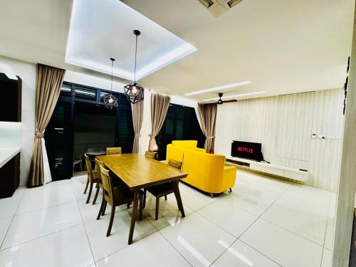 TV/trung tâm giải trí tại Beautiful 20-Person Villa, Walk to Beach & Market