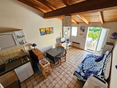 Il comprend une cuisine et un salon avec une table. dans l'établissement Maisonnette proche plage et commerces, animaux admis, parking privé - FR-1-476-33, à La Faute-sur-Mer