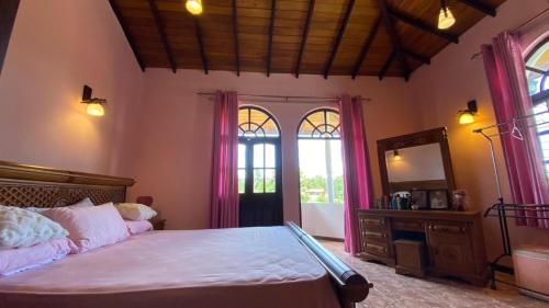Stone Arch Villa A Timeless Retreat with a Free Kandy Lake Boat Tourにあるベッド