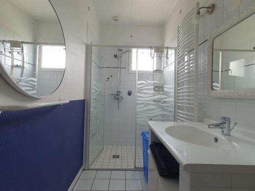 Phòng tắm tại Charmante villa 4 pers, proche plage, jardin clos, secteur calme, animaux acceptés sur demande - FR-1-476-62