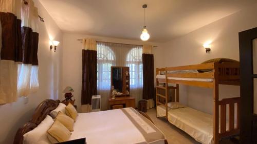 Stone Arch Villa A Timeless Retreat with a Free Kandy Lake Boat Tourにあるベッド