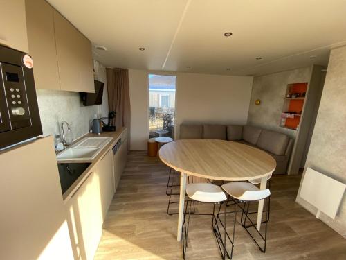 Photo de la galerie de l'établissement ***Mobil-home confortable 6 pers, 3 ch, 200m plage, piscine, fitness, marché local*** - FR-1-361A-67, à Jullouville