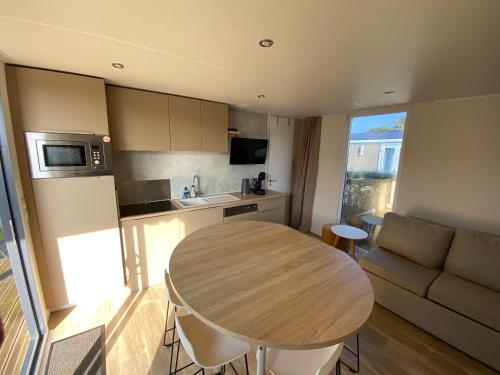 Photo de la galerie de l'établissement ***Mobil-home confortable 6 pers, 3 ch, 200m plage, piscine, fitness, marché local*** - FR-1-361A-67, à Jullouville