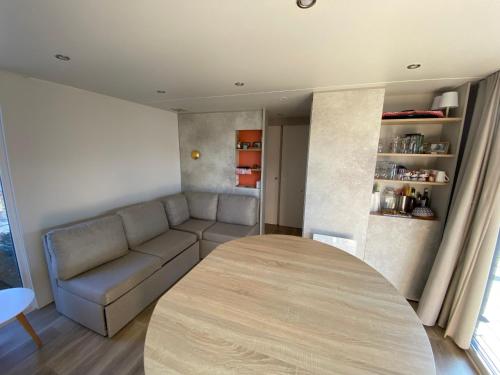 Photo de la galerie de l'établissement ***Mobil-home confortable 6 pers, 3 ch, 200m plage, piscine, fitness, marché local*** - FR-1-361A-67, à Jullouville