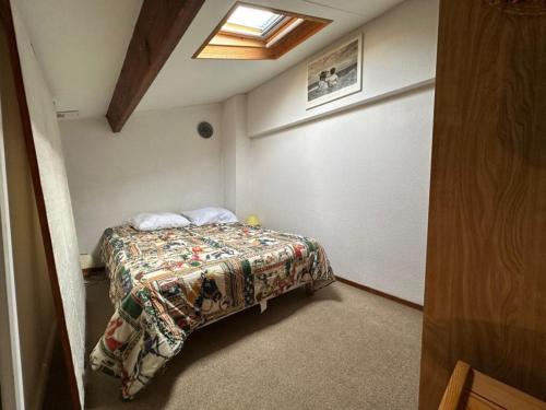 Posteľ alebo postele v izbe v ubytovaní Maison 29m² avec piscine, cour et parking à Notre-Dame-de-Monts près des plages - 4 personnes - FR-1-540-209