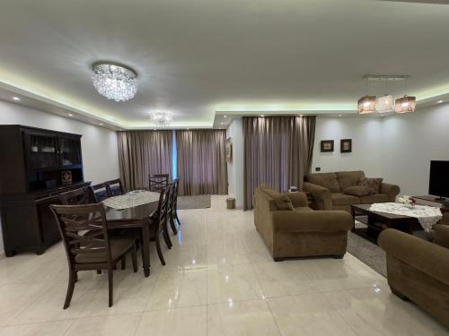 1108 . Spacious 3BR Apt. 2BA Near Airport