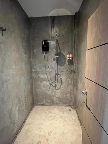 Habitación con baño con ducha. en Tian Ming Hostel, en Koh Samui 
