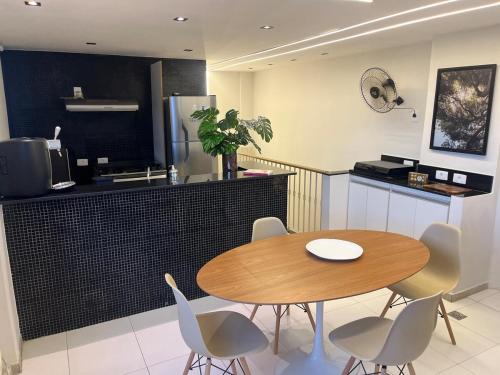 リオデジャネイロにあるDuplex Aconchegante-Palazzo das LaranjeiraSのキッチンにテーブルと椅子がある