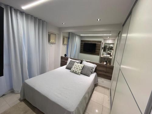 リオデジャネイロにあるDuplex Aconchegante-Palazzo das LaranjeiraSの白いベッドとテレビのある寝室