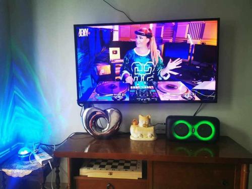 TV a/nebo společenská místnost v ubytování Shore 3 tower 2 mall of Asia staycation