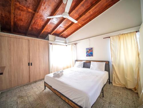 Ένα ή περισσότερα κρεβάτια σε δωμάτιο στο Colonial 2BR Apartment 2mins walk to beach