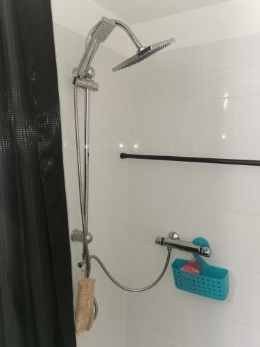 La salle de bains est pourvue d'une douche avec rideau de douche noir. dans l'établissement Mer et montagne, à Perpignan