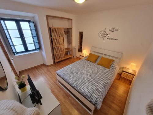 a small bedroom with a bed and a window at Casa da Anunciada | Old Town in Setúbal