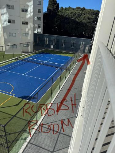 Tenis dan/atau kemudahan skuasy di Immaculate 3 bd 2 bth apartment Free Carpark & pool atau berdekatan