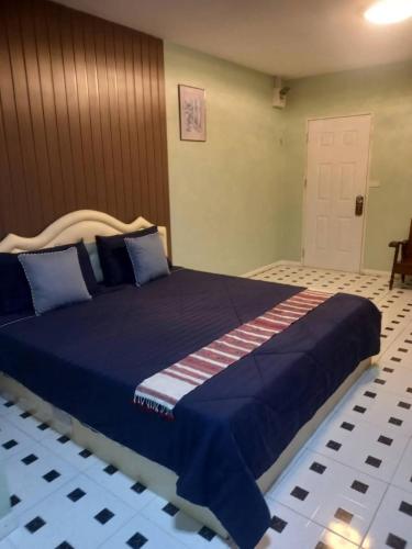 a bedroom with a large blue bed in a room at เอ็มยูโฮม รีสอร์ท in Ban Khlong Lam Hin