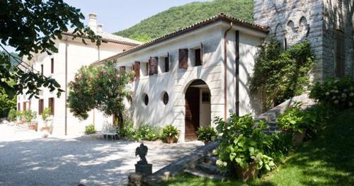 ein Gebäude mit einer Statue davor in der Unterkunft Villa Barberina in Valdobbiadene