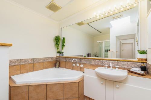 Koupelna v ubytování Yarralumla Sunny&open&comfy 3B&2B home near by a lake and shopping centre