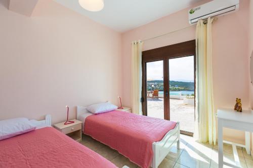 Posteľ alebo postele v izbe v ubytovaní Kalathas Sunset Villa