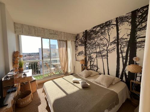 une chambre avec un lit et une grande fenêtre dans l'établissement Arcachon - Appartement T3 avec Terrasse, Vue Mer et Parking - FR-1-319-593, à Arcachon