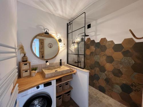 La salle de bains est pourvue d'un lave-linge et d'un miroir. dans l'établissement Arcachon - Appartement T3 avec Terrasse, Vue Mer et Parking - FR-1-319-593, à Arcachon