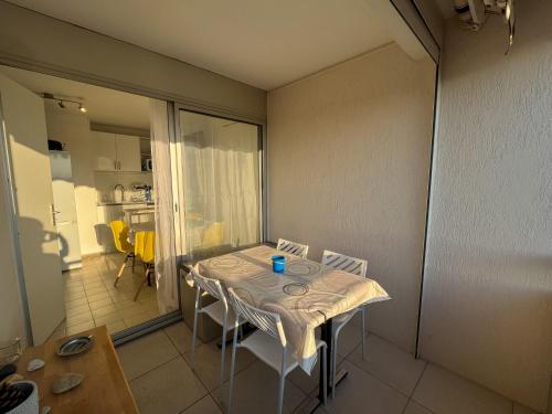 une petite table et des chaises dans une petite pièce dans l'établissement Évasion en bord de mer à Saint-Cyprien - FR-1-753-30, à Saint-Cyprien