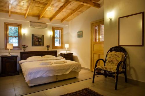 1 dormitorio con 1 cama, 1 silla y ventanas en Villa Aktan, en Kas