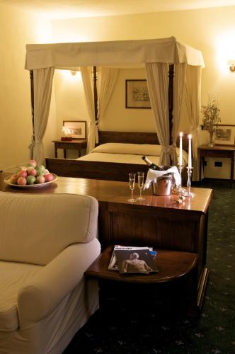 a hotel room with a bed and a table with a couch at La Tenuta Dei Ciclamini in Avigliano