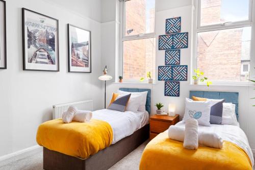 two beds in a room with two windows at EcoCrest-Superior 2 Bedroom 2 Bath - Free Parking - Sleeps 5 in Nottingham