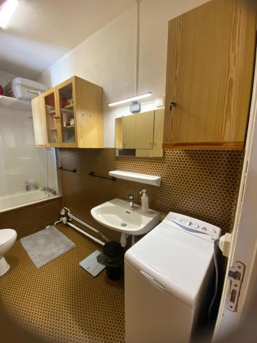 a small bathroom with a toilet and a sink at Appartement Cosy Tout Confort in Les Angles