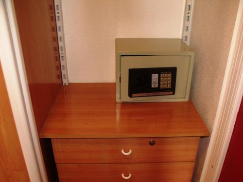 a microwave oven sitting on top of a wooden dresser at Hotel Ria de Bilbao in Bilbao