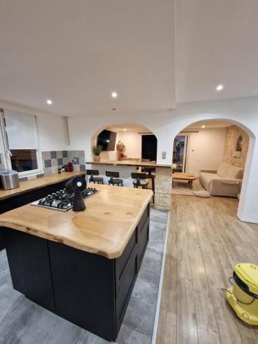 - une cuisine et un salon avec un îlot dans la chambre dans l'établissement Magnifique vue mer, à Saint-Aygulf