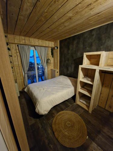 une petite chambre avec un lit et une fenêtre dans l'établissement Magnifique vue mer, à Saint-Aygulf