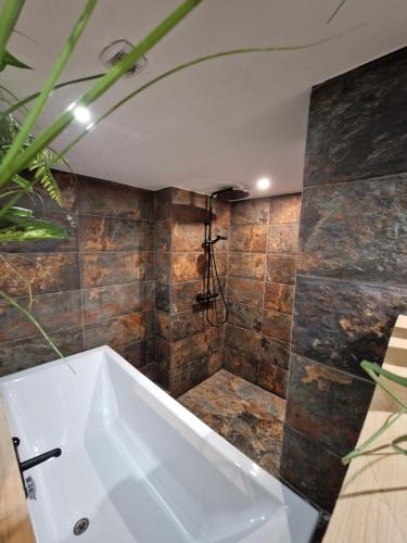 une salle de bain avec une baignoire et un lavabo dans l'établissement Magnifique vue mer, à Saint-Aygulf