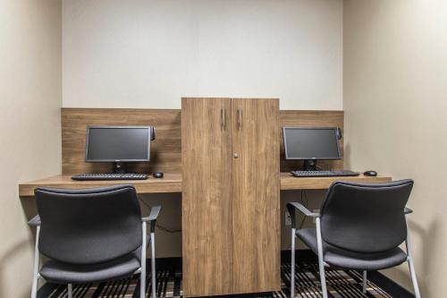 Телевизор и/или развлекательный центр в Quality Inn & Suites Kingston