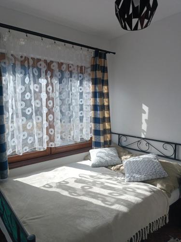 Cama o camas de una habitación en Domki Zielony Raj Rabka- Zdrój