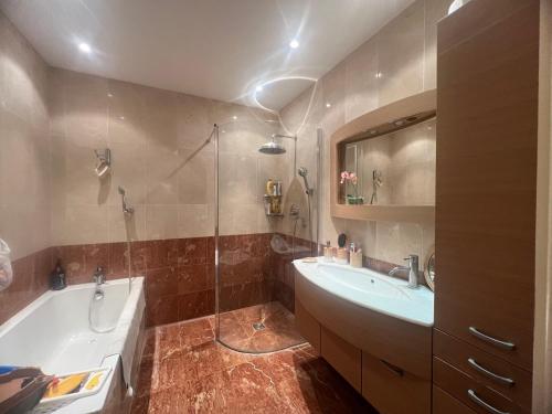 une salle de bain avec une baignoire, un lavabo et une douche dans l'établissement Appartement Nice CENTRE vue Mer avec piscine pour FAMILLE, couple d'amis pas de groupes de jeunes autorisés, à Nice