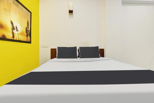 une chambre avec un lit avec deux oreillers dessus dans l'établissement Qubenest Elite Manyata Tech Park, à Bangalore