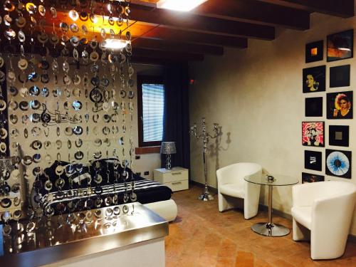 una stanza con un mucchio di bicchieri di vino sul muro di BeBDoremi a Desenzano del Garda