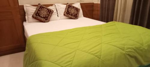 Postel nebo postele na pokoji v ubytování SAPPHIRE INN