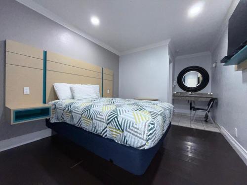 Postel nebo postele na pokoji v ubytování Uptown Inn