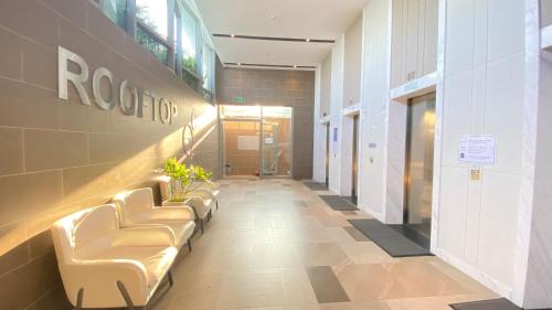 Ένα μπάνιο στο The Sóng luxury apartment - Free Swimming pool, gym, sauna!!