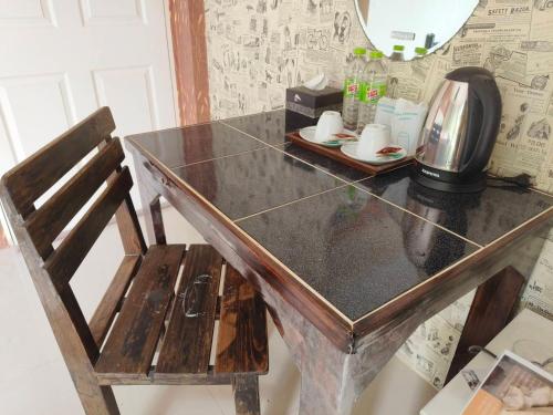 チェンマイにあるTC House and Cafeの木製テーブル(椅子、鏡付)