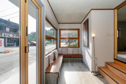 箱根町にあるGuest House Hakone LUMIの窓のある家廊下