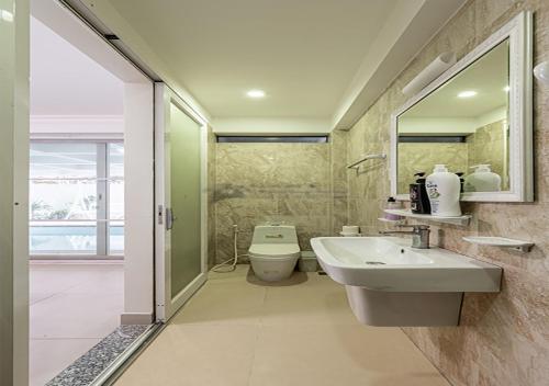 Koupelna v ubytování Luxury 4-Bedroom Villa with Private Pool & Billiards Table
