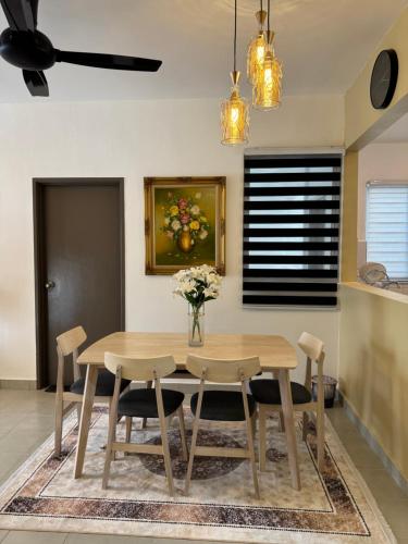 a dining room with a table and chairs at Homestay Zailin A'Famosa in Kampong Pulau Sebang