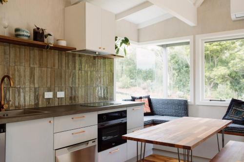 Nhà bếp/bếp nhỏ tại Wainui Stream Cottage