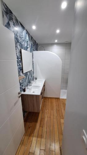 a bathroom with a sink and a mirror at L'évasion in Saujon